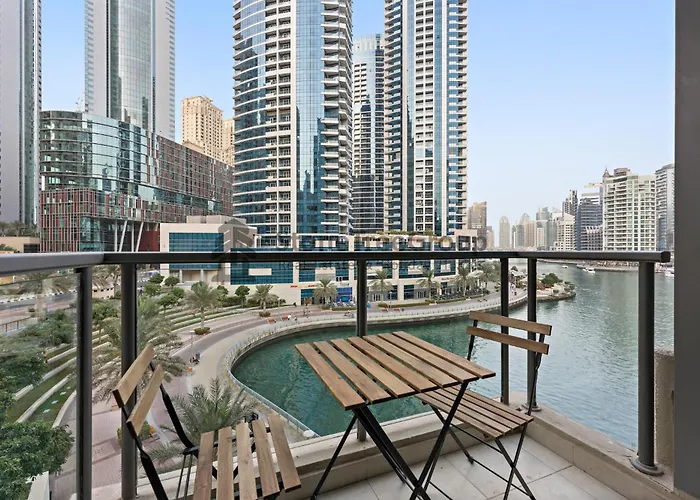 Spacious 1Br At Marina Quays North
